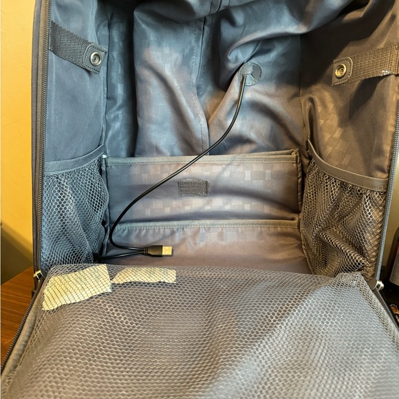 Samsonite Underseat Carry-On Spinner with USB Port - Used - Picture 4 of 7